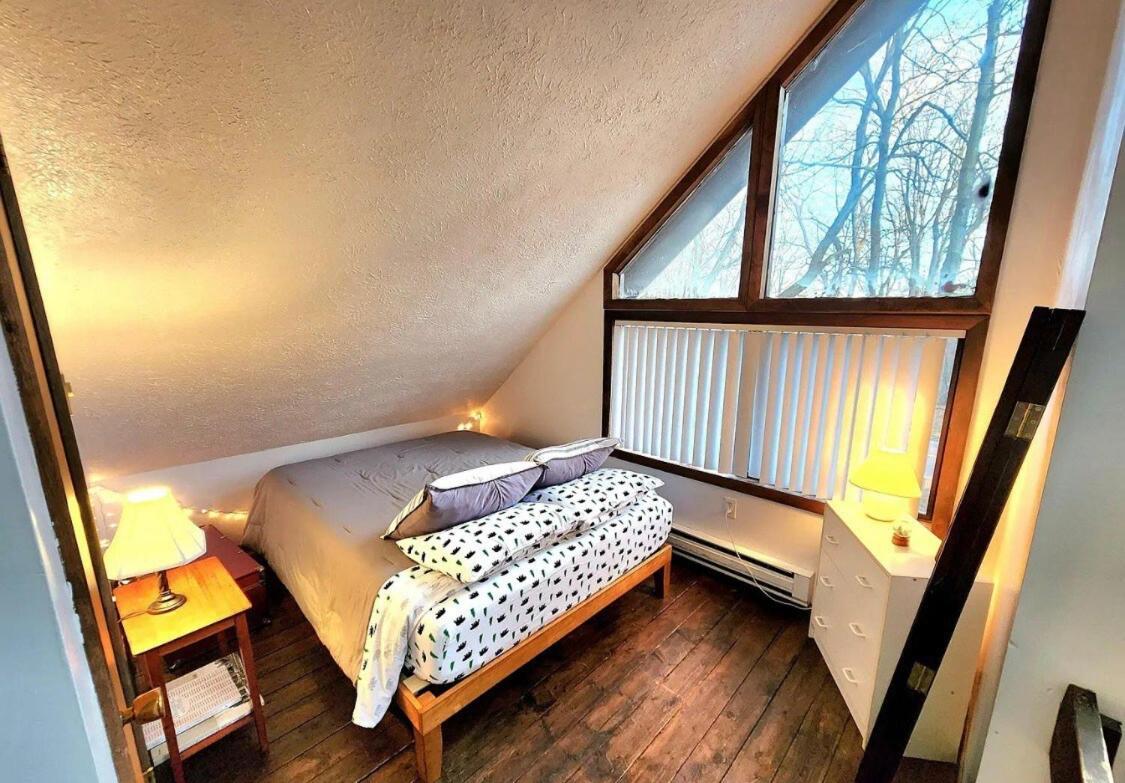 Cozy In The Heart Of The Poconos Chalet *